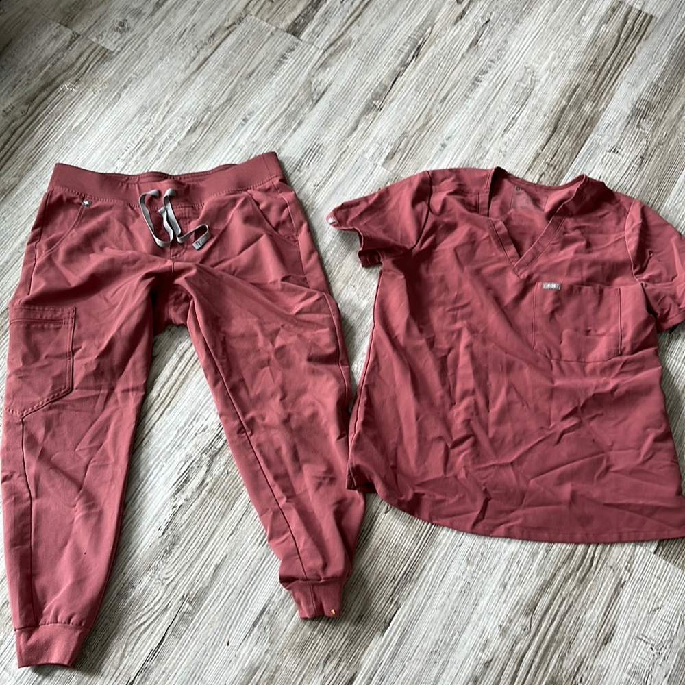 Mauve scrubs. Womens are in EUC.